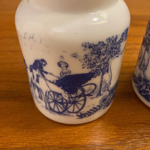 2 Vintage milk glass apothecary jars with bubble lids. Made in Belgium. - Picture 2 of 7